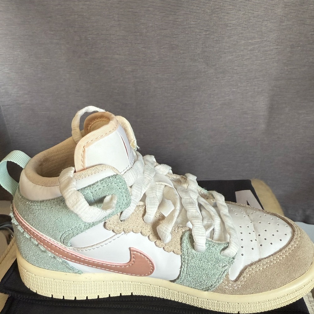 Nike Jordan Green and Pink Sneakers Retro Mid-Top